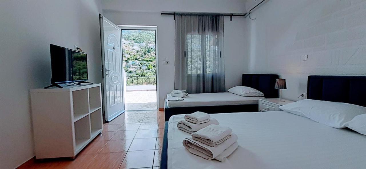 On The Rocks Bed & Breakfast Qeparo Room photo