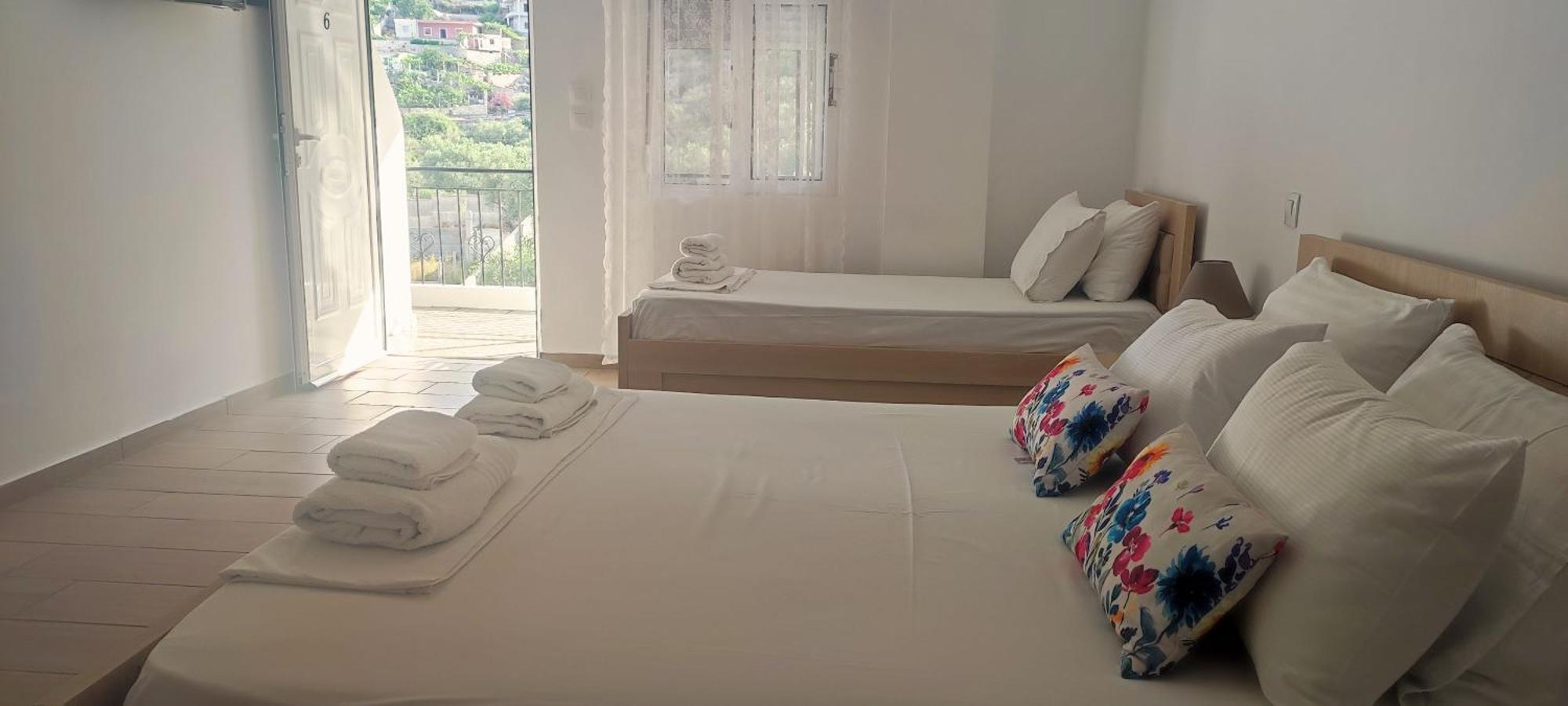 On The Rocks Bed & Breakfast Qeparo Room photo